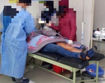 Motociclista sufre aparatoso despiste y salva la vida de milagro, en Huaccana 
